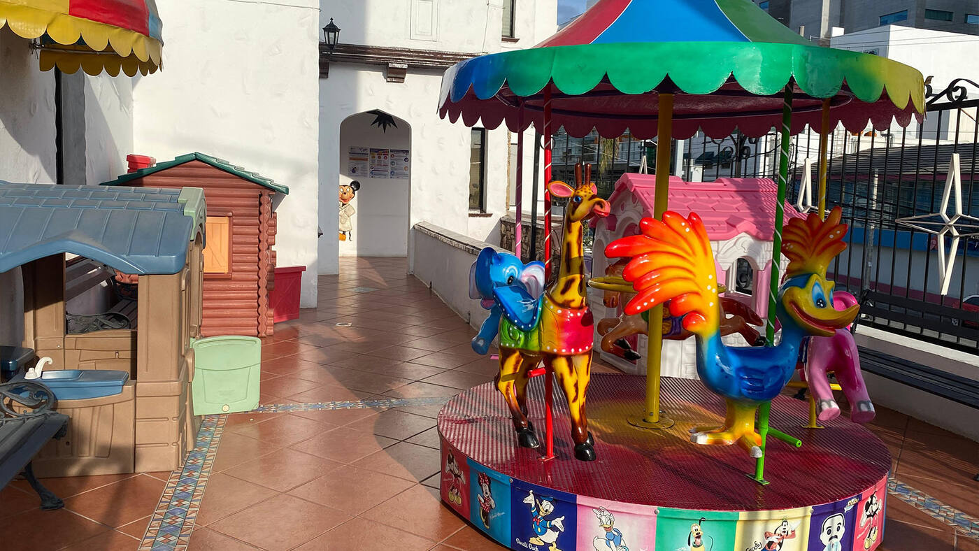 La terraza del Centro Médico del Niño con un carrusel de animales y casitas de juego