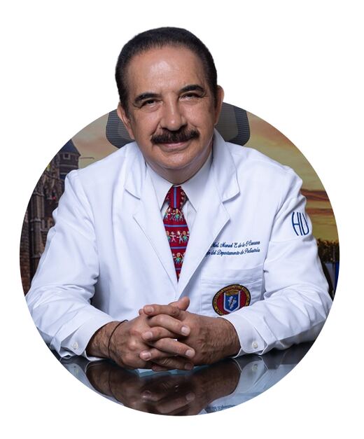Dr. Manuel Enrique de la O Cavazos con bata blanca